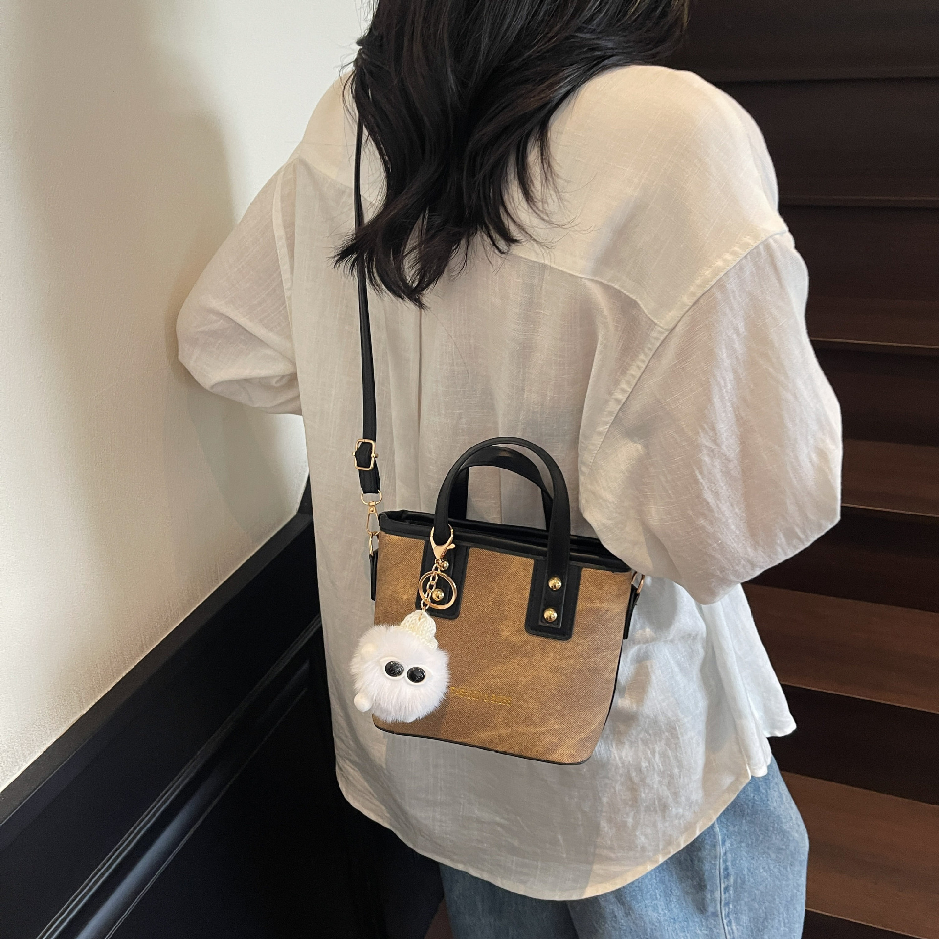 2wayバッグ ふわふわチャーム付き配色コンパクトハンドバッグ　ショルダーバック