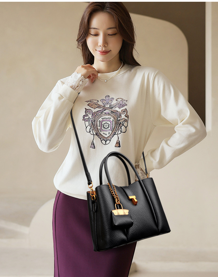 2wayバッグ 上品な型押しレザー調金具飾り付き　ショルダーバッグ