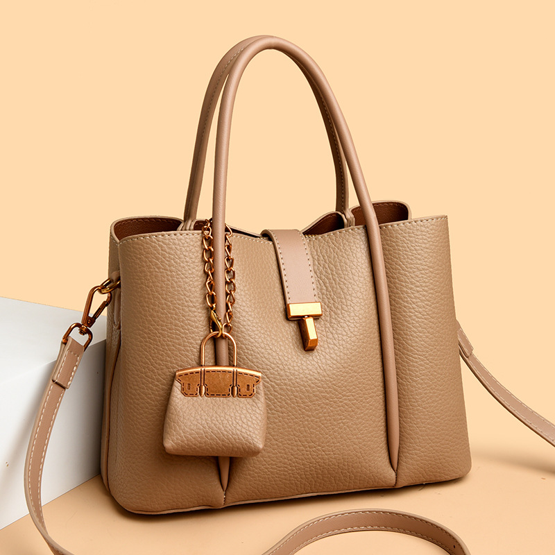 2wayバッグ 上品な型押しレザー調金具飾り付き　ショルダーバッグ