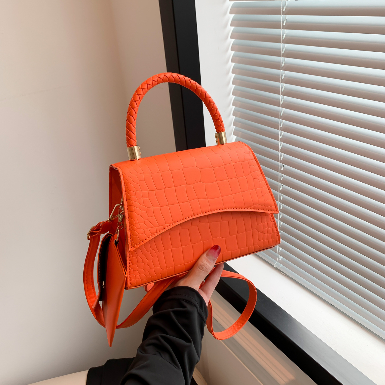 2wayバッグ 編み込みハンドル付きクロコダイル風型押しハンドバッグ