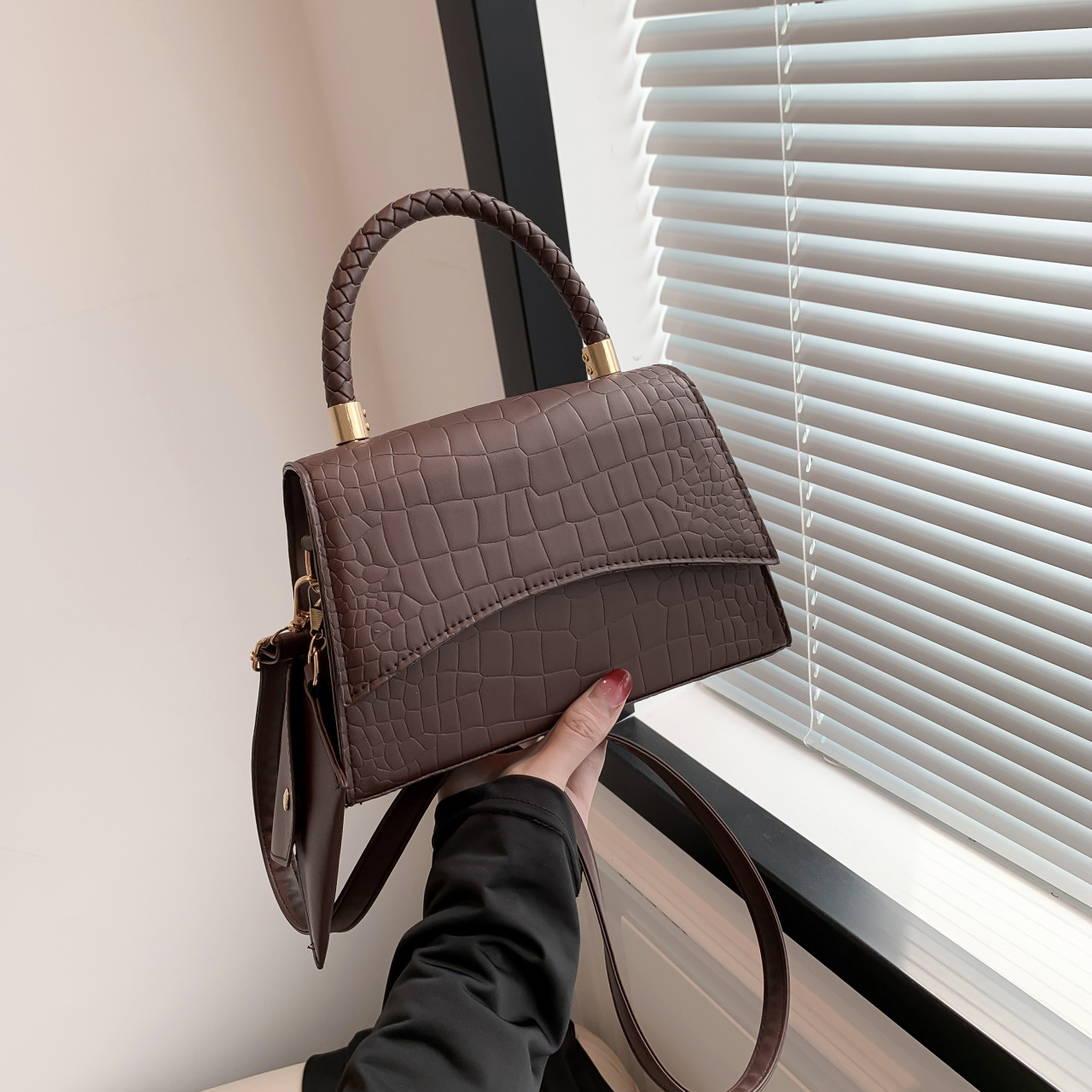 2wayバッグ 編み込みハンドル付きクロコダイル風型押しハンドバッグ