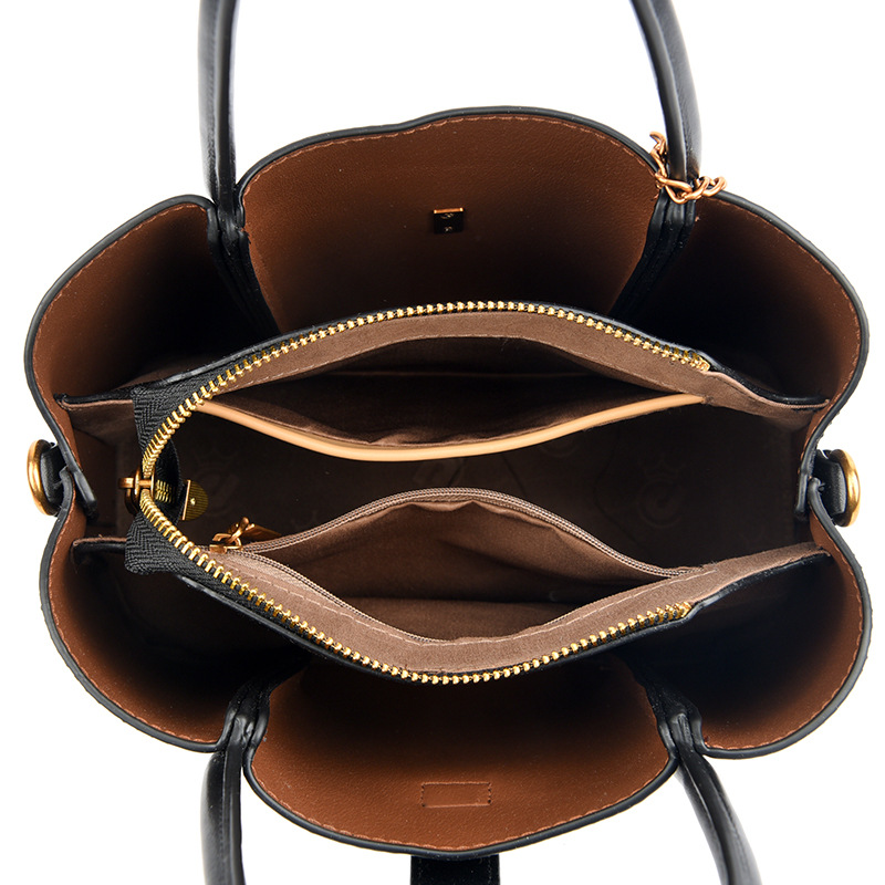 2wayバッグ 上品な型押しレザー調金具飾り付き　ショルダーバッグ