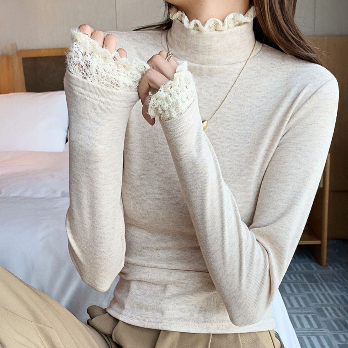 フォーマルカジュアル 参観日対応レースフリル付きハイネックリブニット