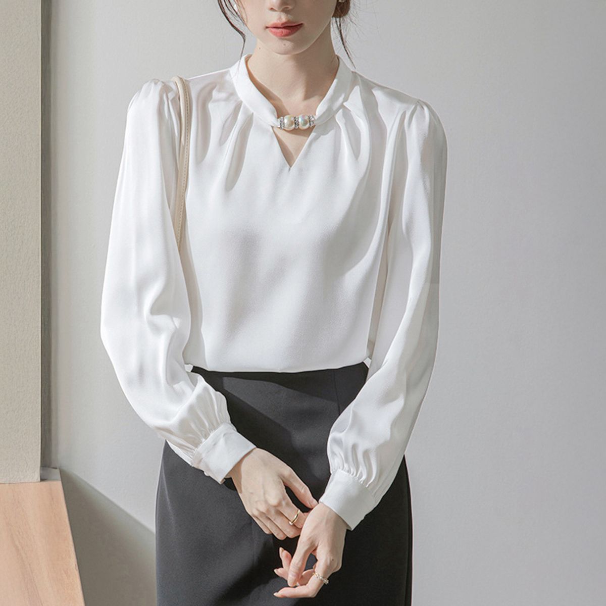 フォーマルカジュアル 卒業式にも使える立ち襟パール付きブラウス