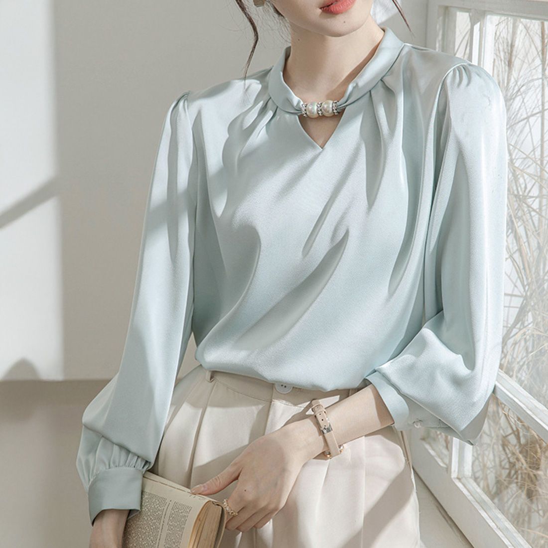 フォーマルカジュアル 卒業式にも使える立ち襟パール付きブラウス