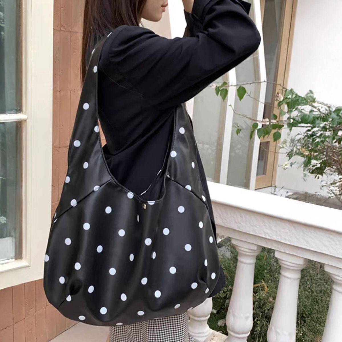 フォーマルカジュアル 参観日に最適 水玉柄ホーボーバッグ 肩掛け鞄