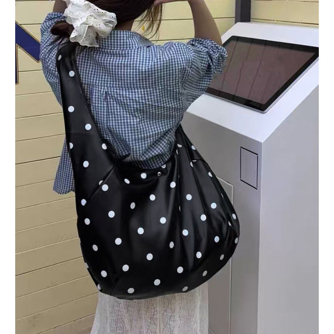 フォーマルカジュアル 参観日に最適 水玉柄ホーボーバッグ 肩掛け鞄
