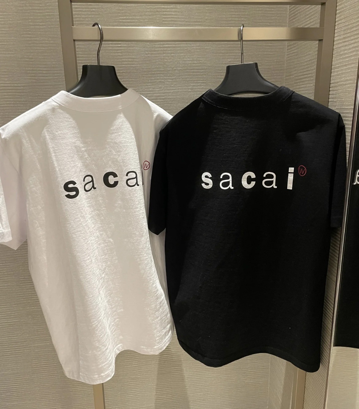 メンズ 黒 ファッション メンズ 背中ロゴプリント半袖Tシャツ 綿100％ 全2色