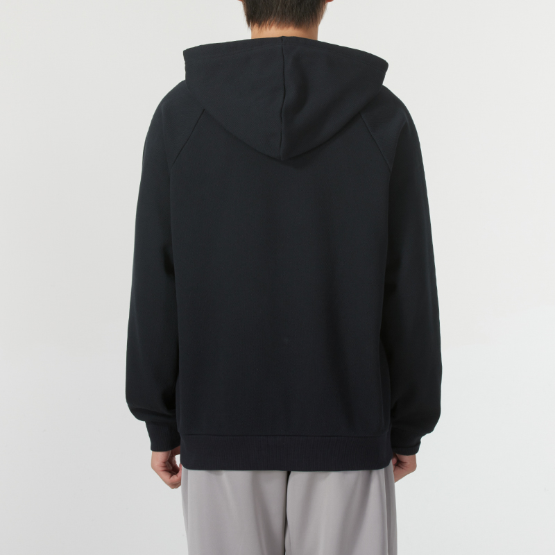 メンズ黒ファッション パーカー シンプル胸元ロゴ入りプルオーバー