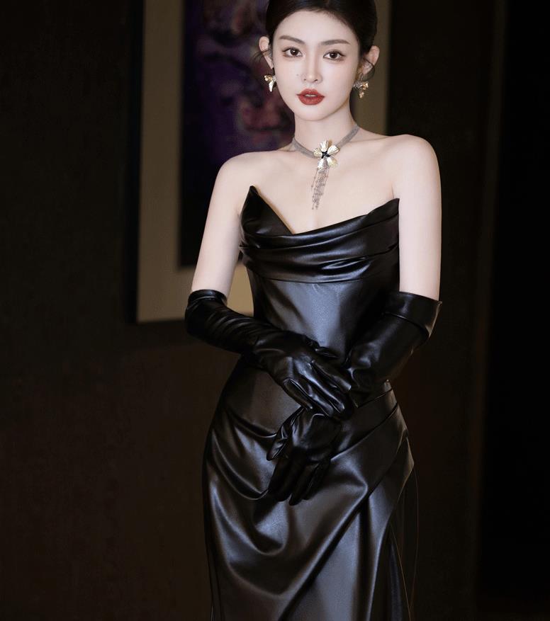 黒ドレス 光沢感ある優雅なドレープロングドレス