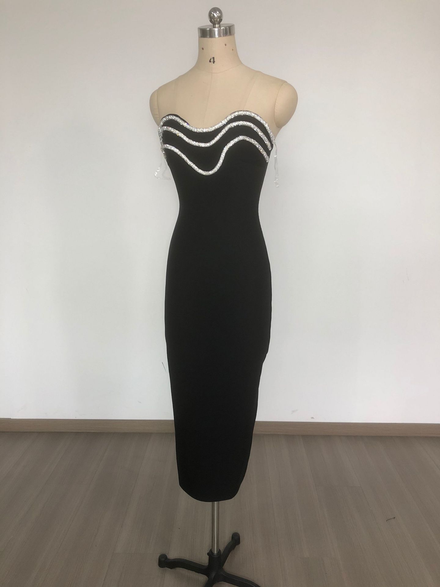 黒ドレス ロング 煌めき波線ベアトップロングドレス