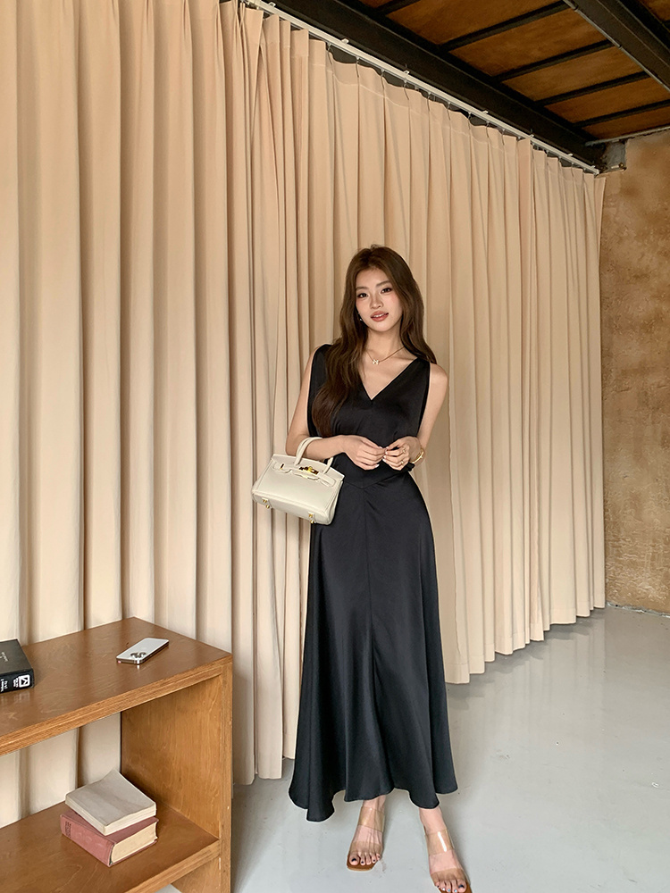 大人のこなれ感シルク風ブイネックマキシ丈黒ドレス