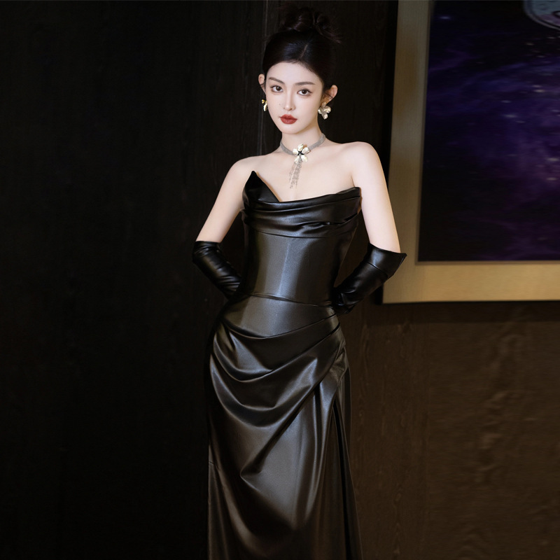 黒ドレス 光沢感ある優雅なドレープロングドレス