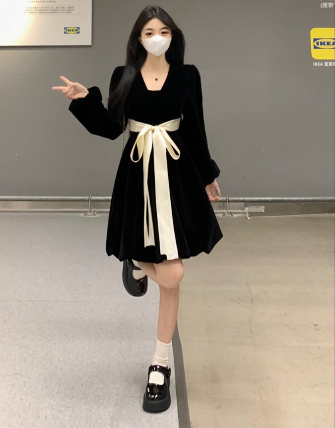 黒ドレス ベルベット素材 リボンベルト付き黒ドレス