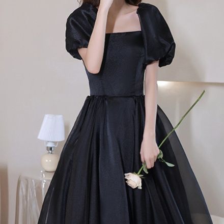 黒ドレス マキシ丈 優美な袖付きロングドレス