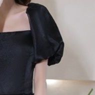黒ドレス マキシ丈 優美な袖付きロングドレス