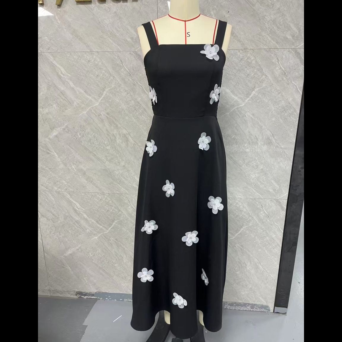 黒ドレス 花モチーフ 太肩紐 ロングドレス