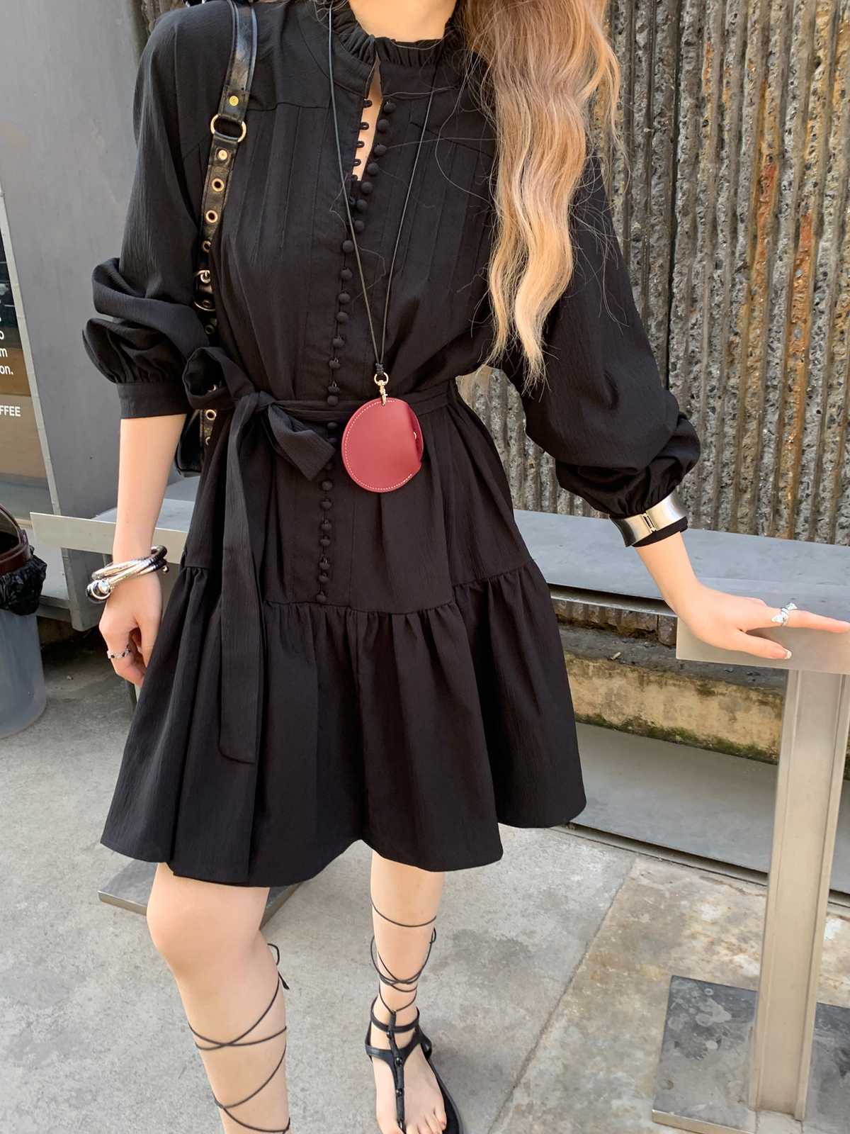 夜空のように輝く！キラキラ装飾が素敵な黒ドレス10選