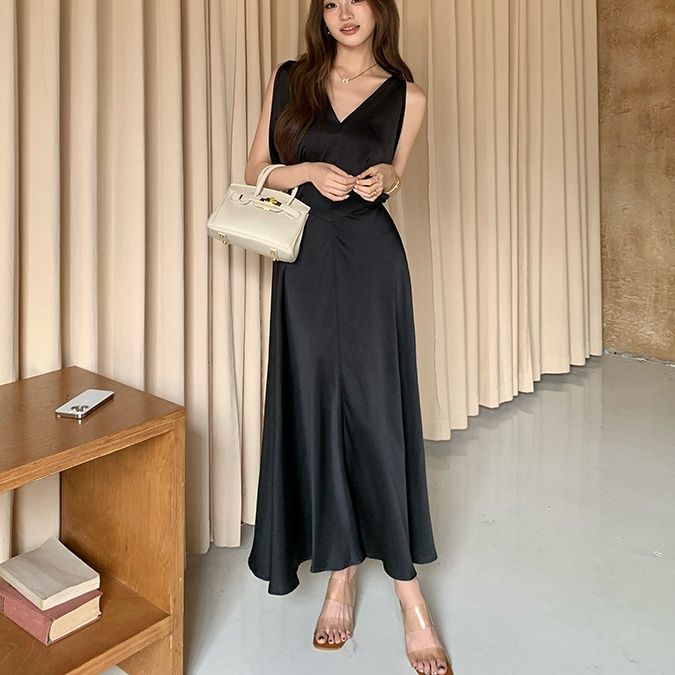 大人のこなれ感シルク風ブイネックマキシ丈黒ドレス