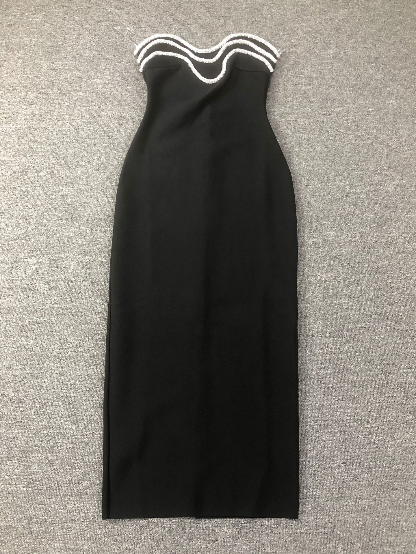 黒ドレス ロング 煌めき波線ベアトップロングドレス