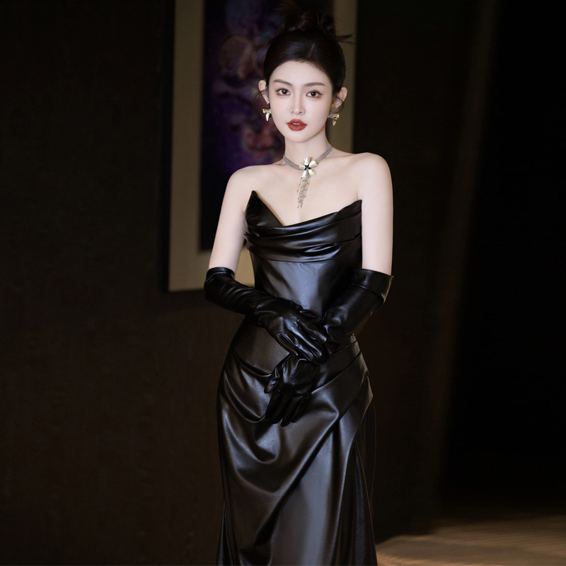 黒ドレス 光沢感ある優雅なドレープロングドレス