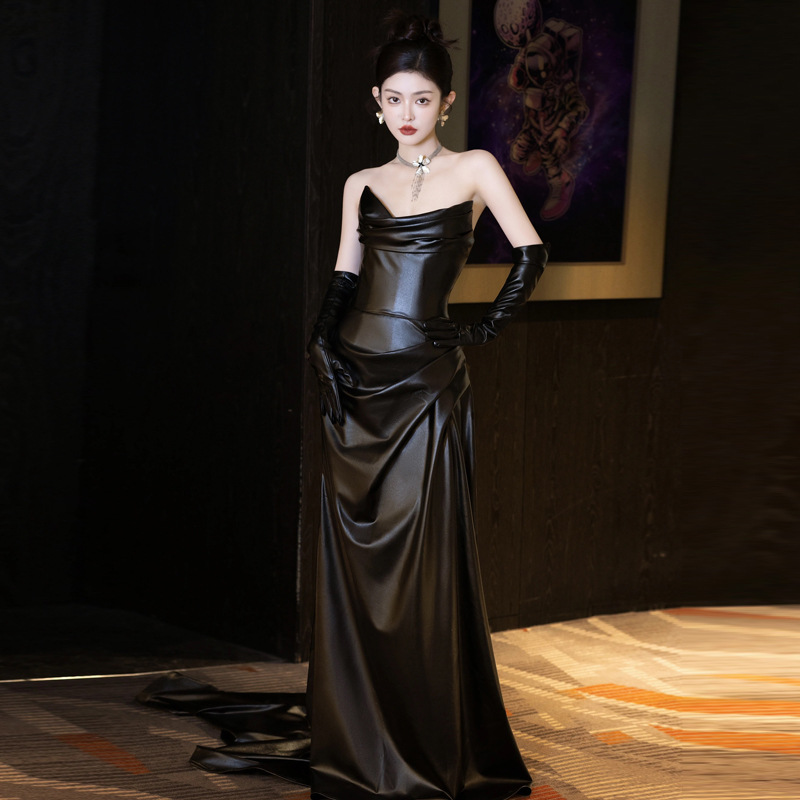 黒ドレス 光沢感ある優雅なドレープロングドレス