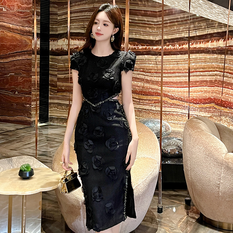 黒ドレス 立体花モチーフ付きチェーンベルトワンピース