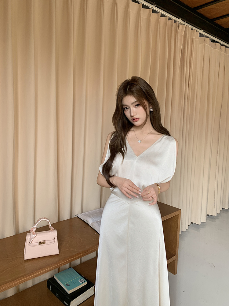 大人のこなれ感シルク風ブイネックマキシ丈黒ドレス