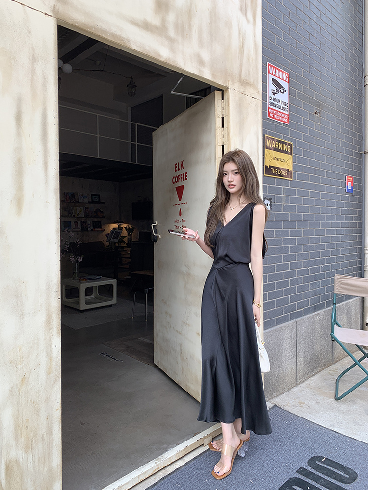 大人のこなれ感シルク風ブイネックマキシ丈黒ドレス