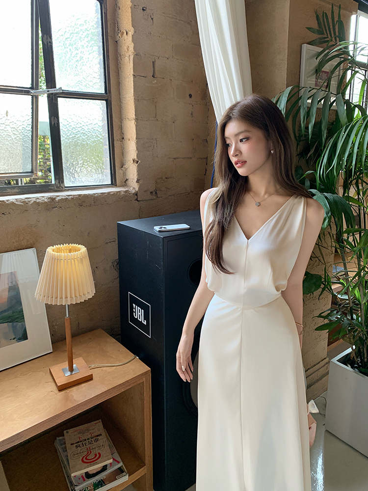 大人のこなれ感シルク風ブイネックマキシ丈黒ドレス