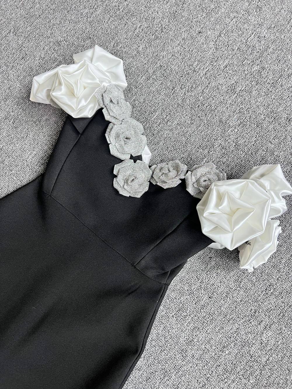 黒ドレス 華麗な薔薇飾り オフショルダー ドレス