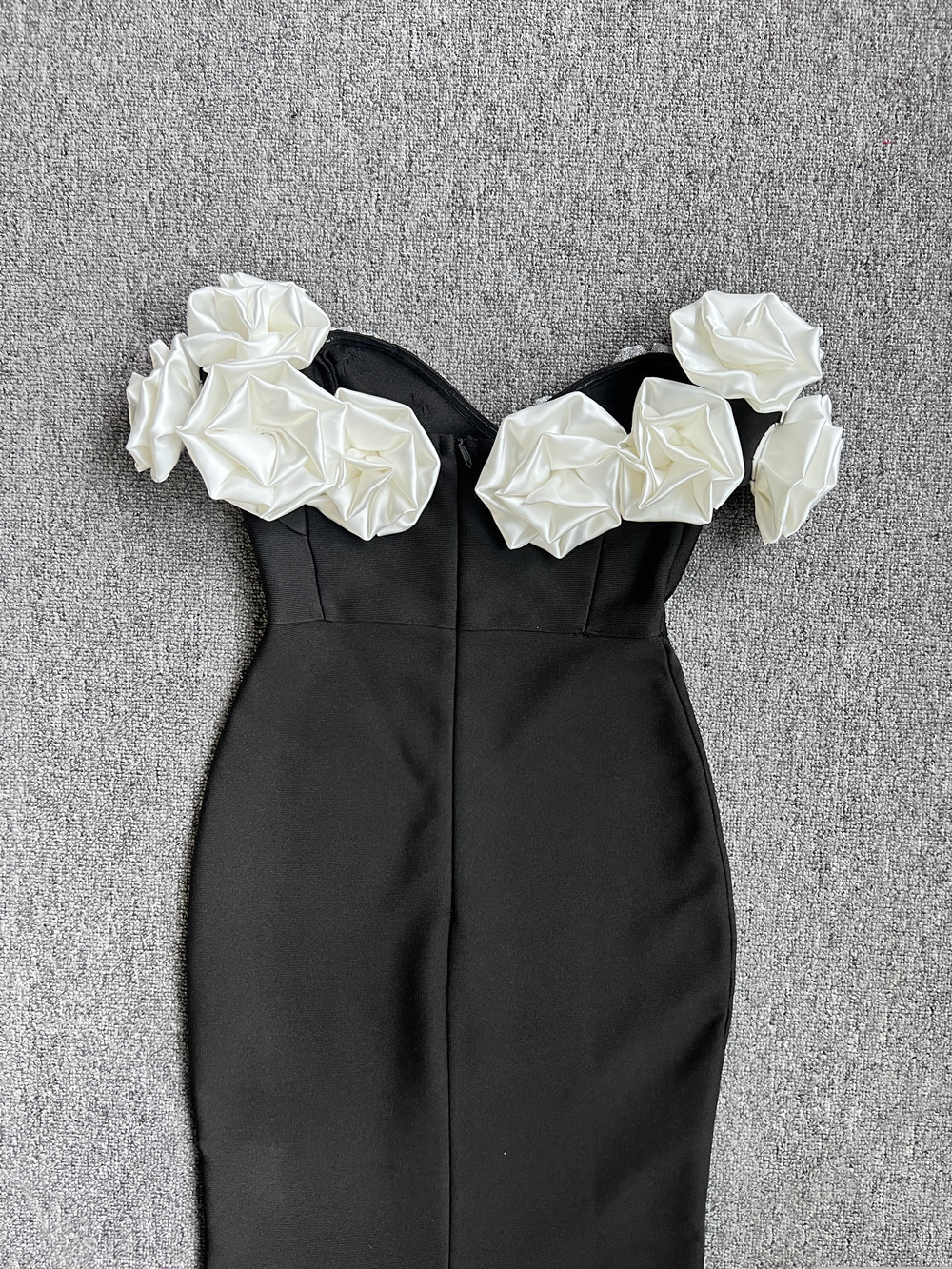 黒ドレス 華麗な薔薇飾り オフショルダー ドレス