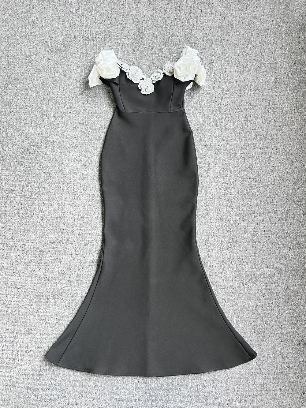 黒ドレス 華麗な薔薇飾り オフショルダー ドレス
