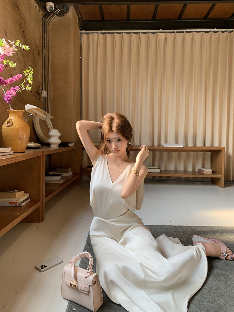 大人のこなれ感シルク風ブイネックマキシ丈黒ドレス