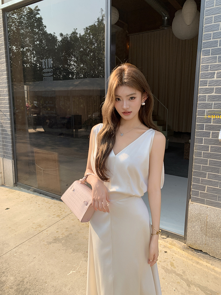 大人のこなれ感シルク風ブイネックマキシ丈黒ドレス