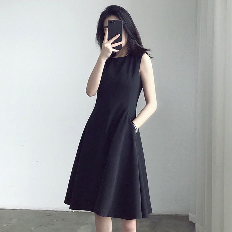 黒ドレス シンプル上品ノースリーブ黒ドレス