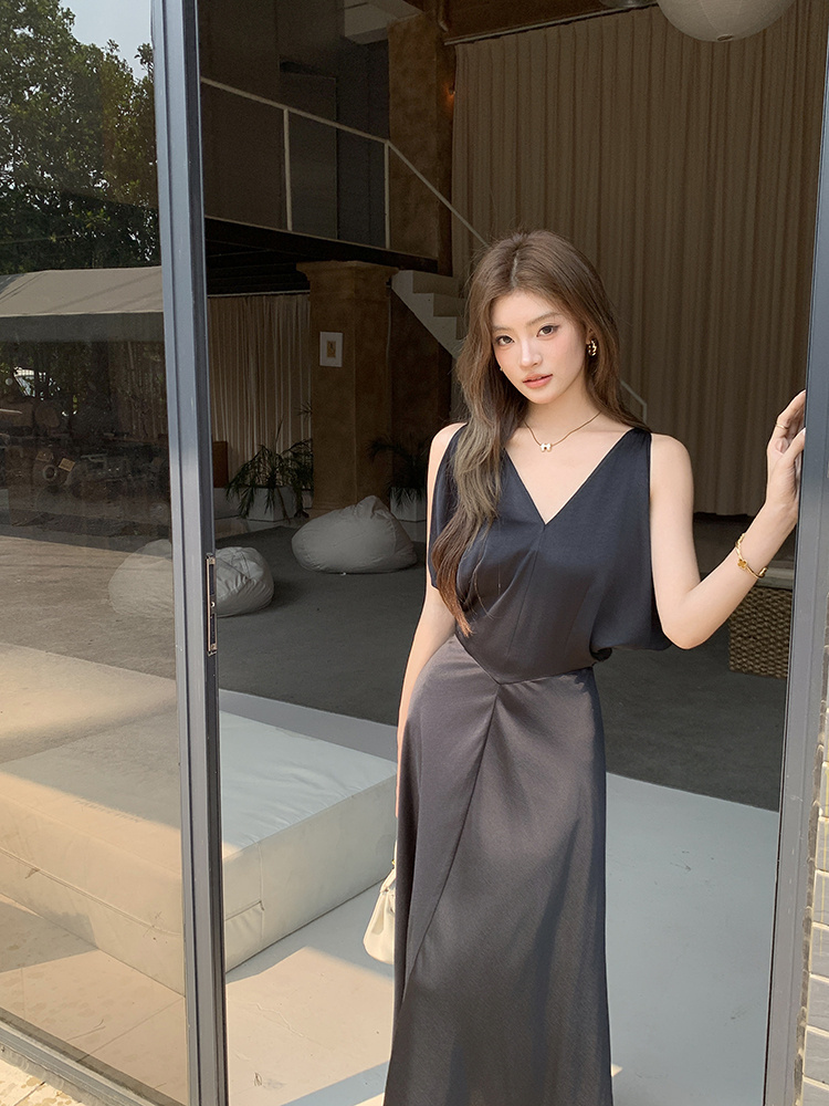 大人のこなれ感シルク風ブイネックマキシ丈黒ドレス