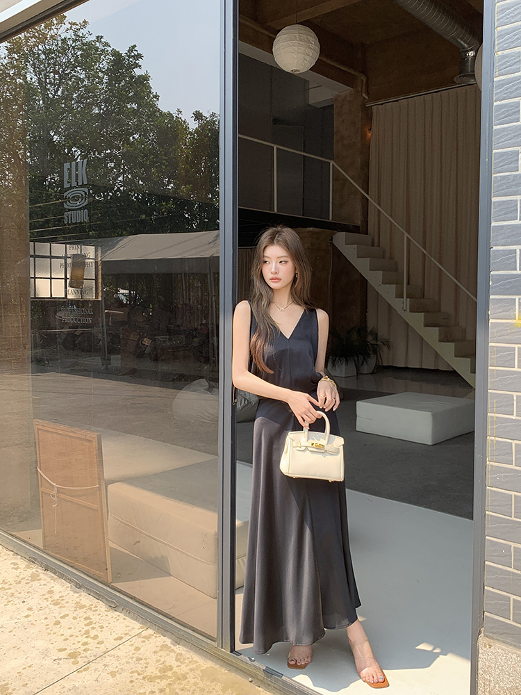 大人のこなれ感シルク風ブイネックマキシ丈黒ドレス