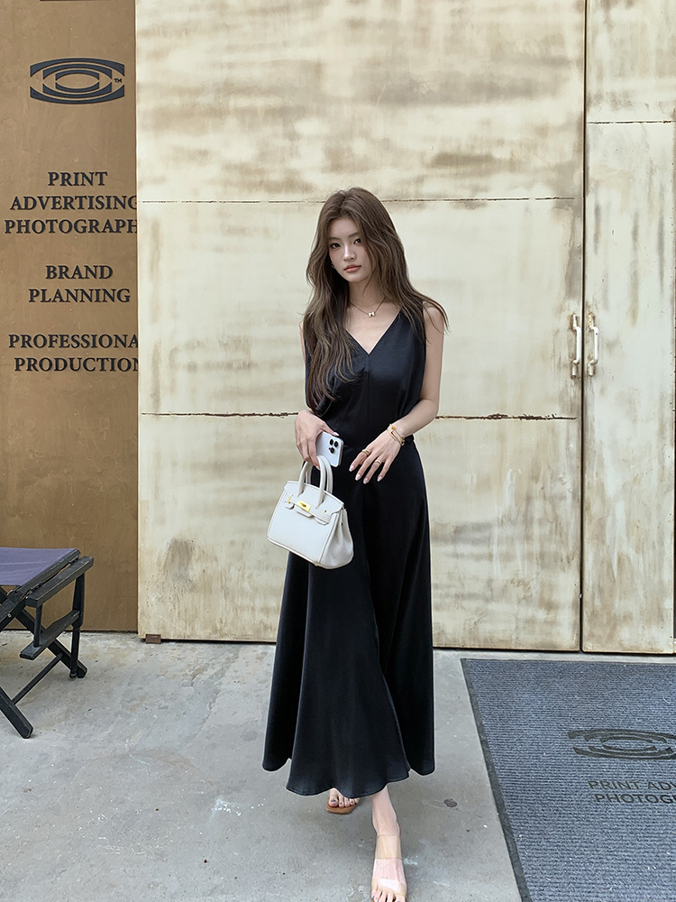 大人のこなれ感シルク風ブイネックマキシ丈黒ドレス