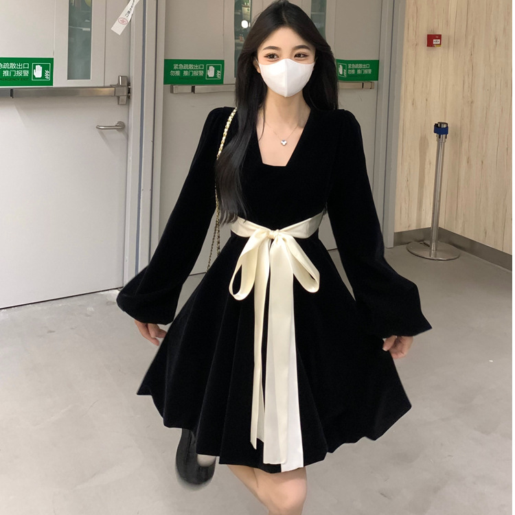 黒ドレス ベルベット素材 リボンベルト付き黒ドレス
