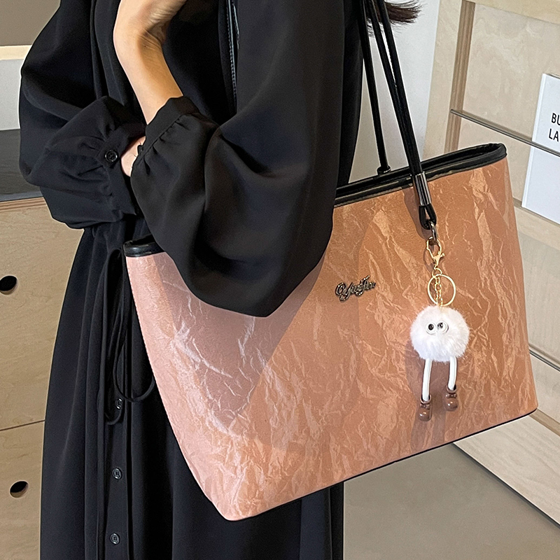 旅行バッグ 上品な質感 ふわもこチャーム付きトート