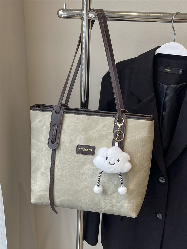 旅行バッグ 雲チャーム付き シンプル上品トートバッグ