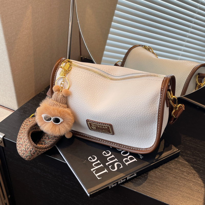 旅行バッグ フワモコ付き筒型ショルダーバッグ