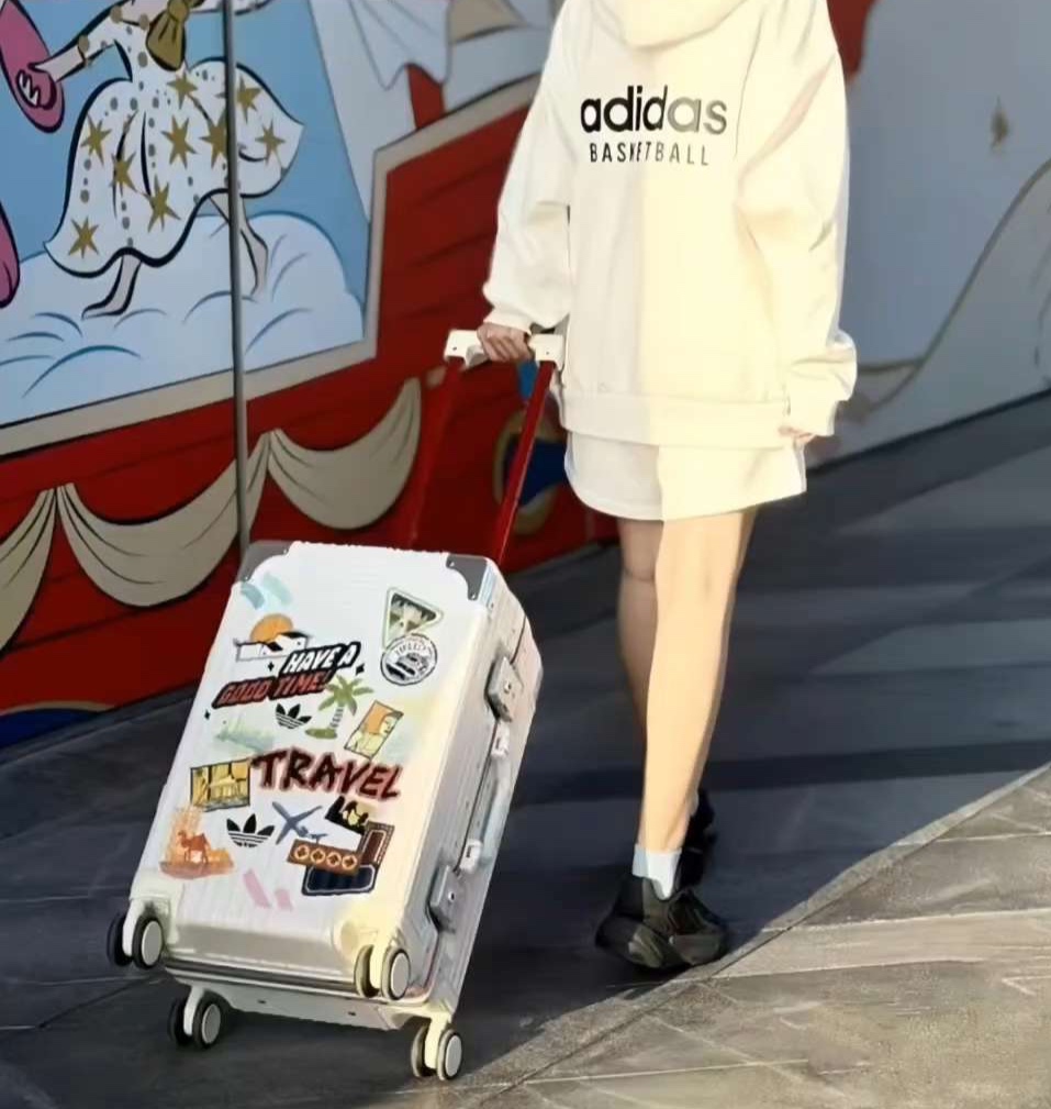 旅行バッグ adidas 旅好きデザイナーのスーツケース