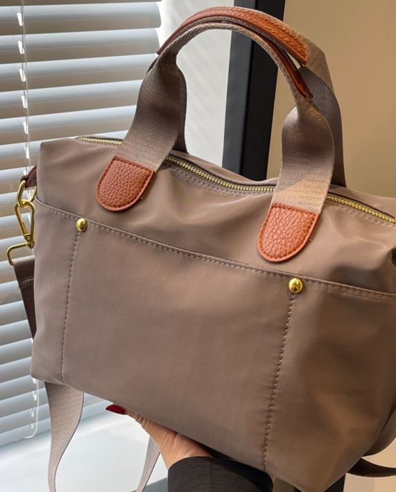 旅行バッグ 軽量ナイロン素材の多機能ボストンバッグ