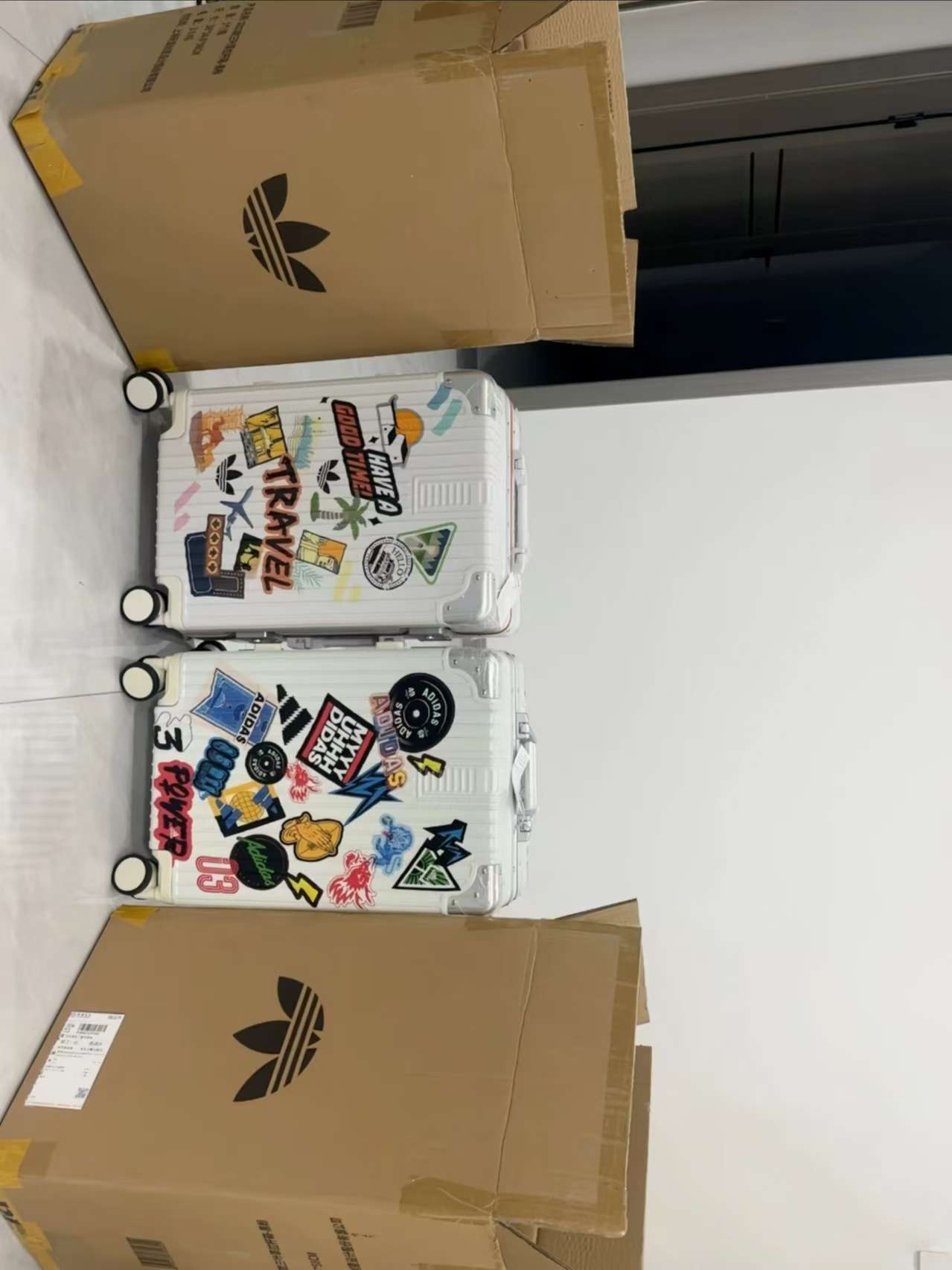 旅行バッグ adidas 旅好きデザイナーのスーツケース