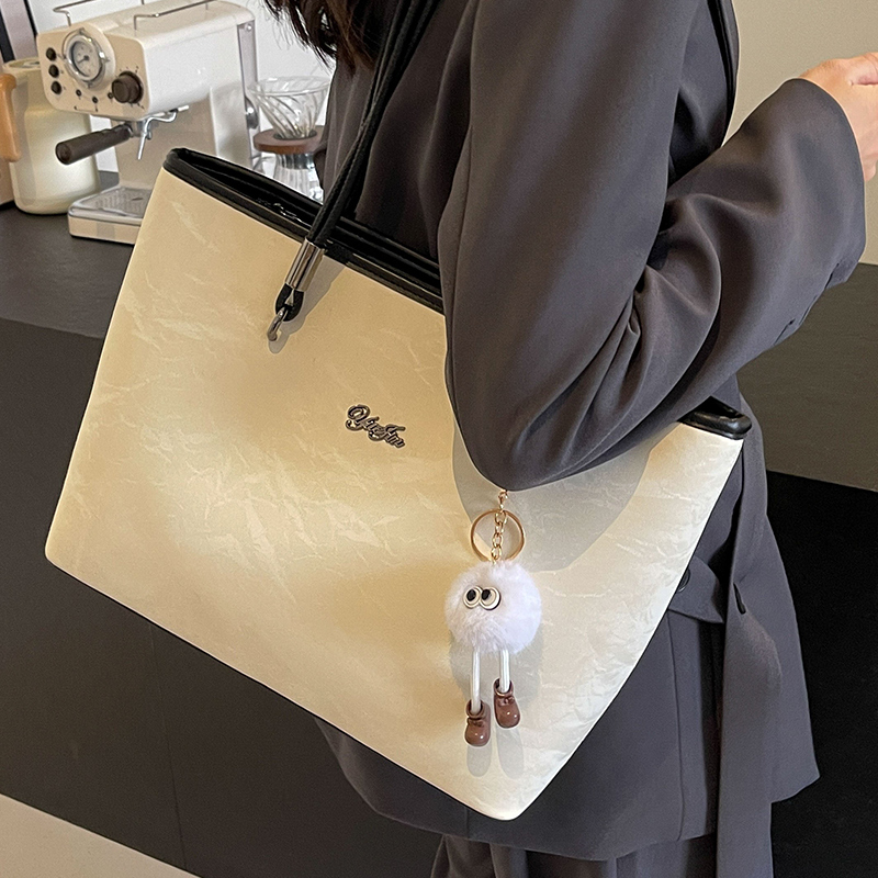 旅行バッグ 上品な質感 ふわもこチャーム付きトート