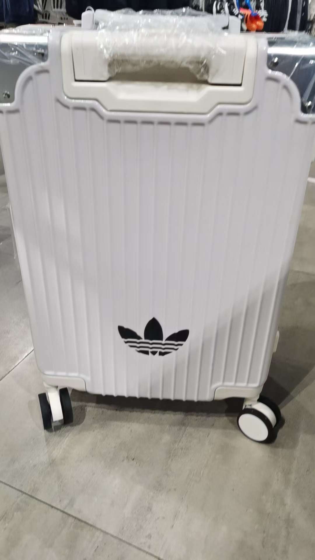 旅行バッグ adidas 旅好きデザイナーのスーツケース