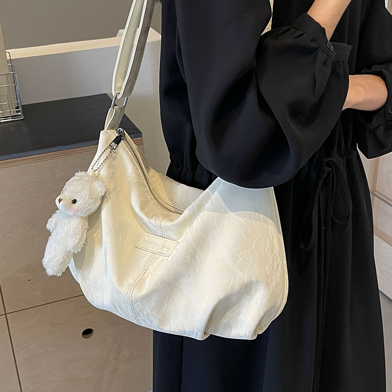 旅行バッグ もこもこマスコット付き柔らか素材ショルダーバッグ