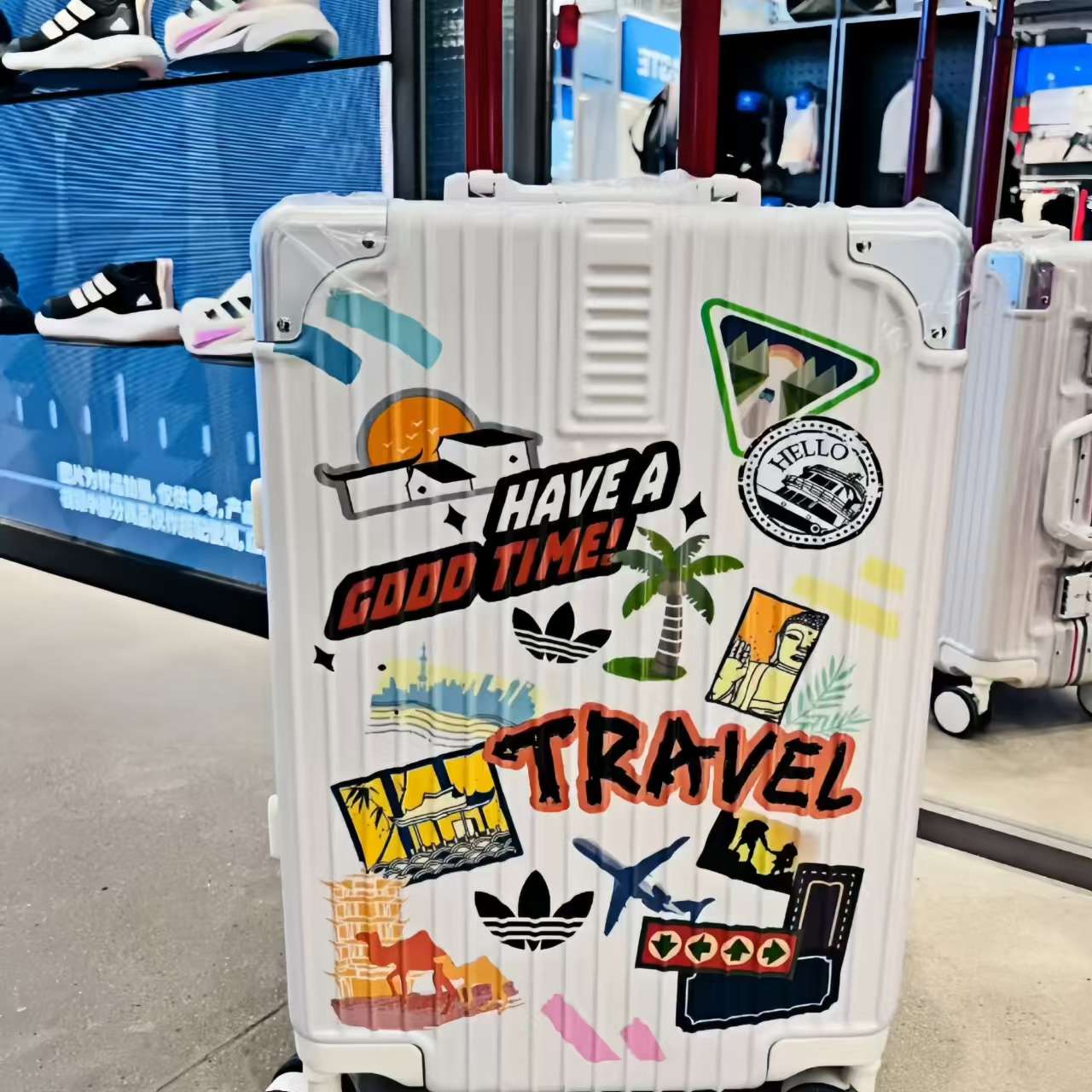 旅行バッグ adidas 旅好きデザイナーのスーツケース